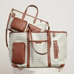 Anya Hindmarch I Am A Plastic Bag In-Flight Tote 21 Anya Hindmarch I Am A Plastic Bag In-Flight Tote -Fashion Bag Shop 23 11 28 Model Shoot1611copy