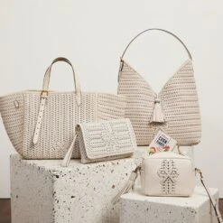 Anya Hindmarch Anya Brands Corn Flakes Zip Card Case -Fashion Bag Shop 23 11 28 Model Shoot1683 2copy d79fba52 3125 4442 9c7d 6c5d750661ad